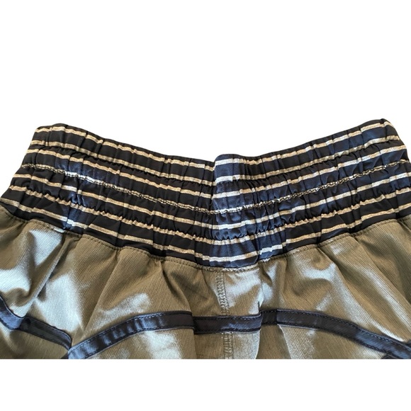Lululemon athletica 2.5” Lined Running Shorts Gray with Navy Piping Size 6 RARE! - Picture 3 of 5